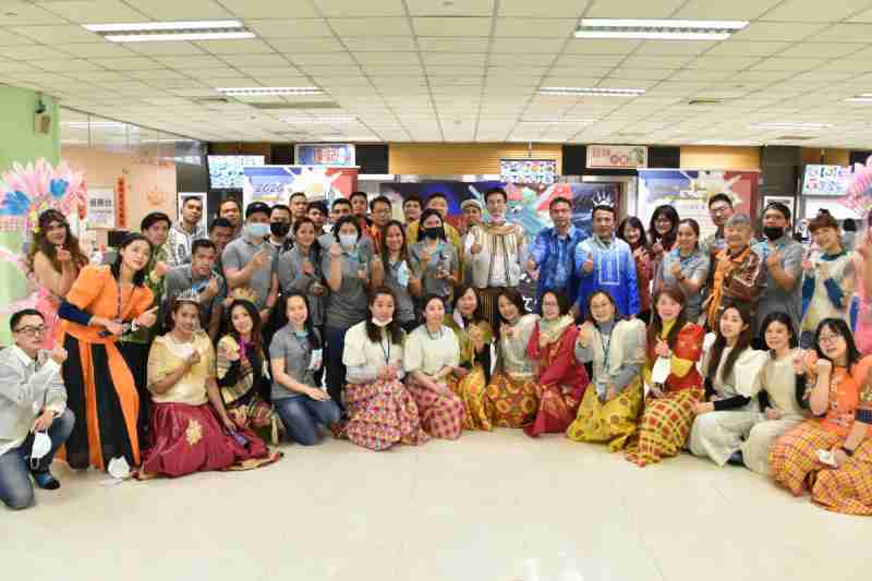 友達推動「安心、、、、創新、、、、用心、、、、同心、、、盡心」五星職旅，，為菲籍員工打造全方位照護，，，，首度贏得「人權實踐與發展領袖獎」殊榮