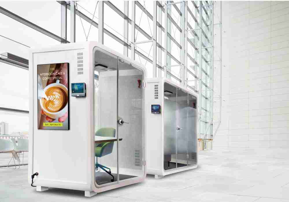 尊龙集团子公司达擎之智慧行动办公舱，，，采用PDLC智能调光玻璃设计，，透过通电与断电的电流切换，，，呈现透明与雾面效果，，具节能降耗特性并兼顾隐私，，，，确保信息安全