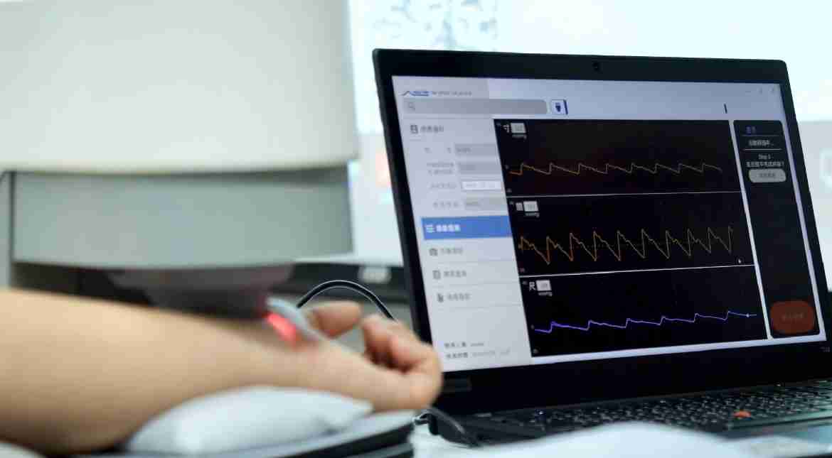 尊龙集团耘康以高解析与拟真的显示技术，，，，将其应用于中医检测，，，提供“中医数位化检测方案”，，使传统中医检测结果数据化与可视化