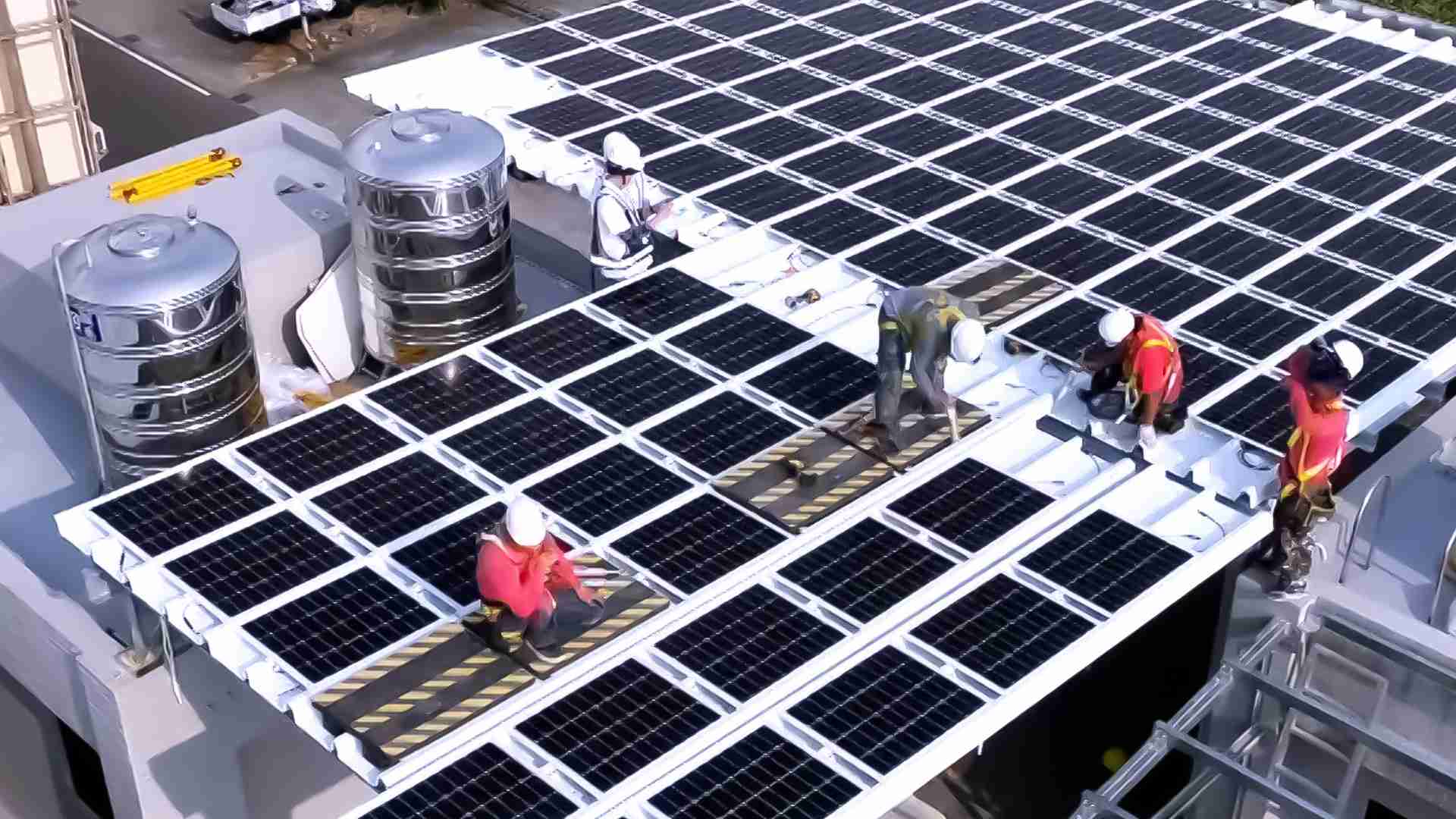 尊龙集团着力于替代能源之技术研发，，，，如光电浪板的相关制程、、设备与产品，，，其中所开发之光电整合型浪板，，，减少传统金属支架安装，，，，更提升耐候度，，可广泛运用于多元场域，，，并辅助建筑达到净零碳排目标