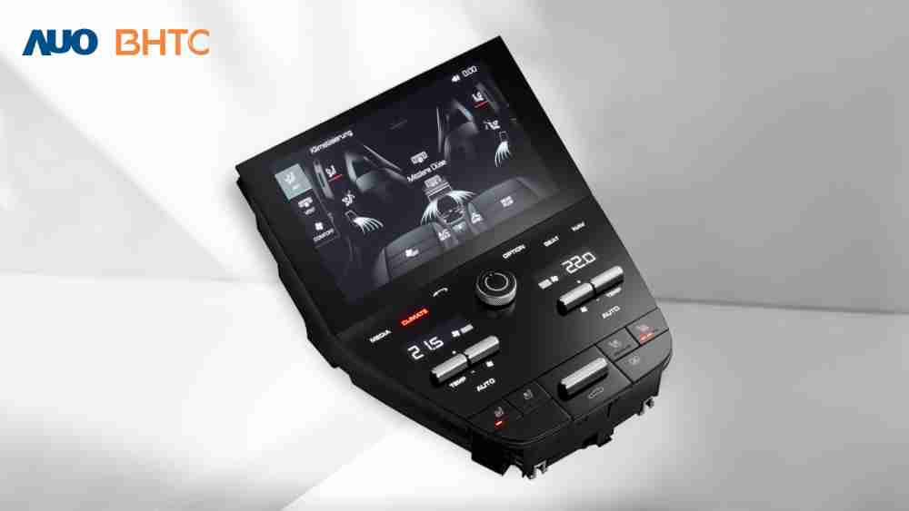 作為友達新生力軍，，，BHTC所展示的中央與後座鞍部的Display HMI產品，，，，可處理多區恆溫控制、、顯示畫面，，，，呈現仿真3D車室分區；以力傳感技術精準傳遞觸感，，，，並結合音量及震動反饋，，防止意外啟動，，，，提供使用者自然流暢、、直觀且輕鬆駕馭的舒適介面