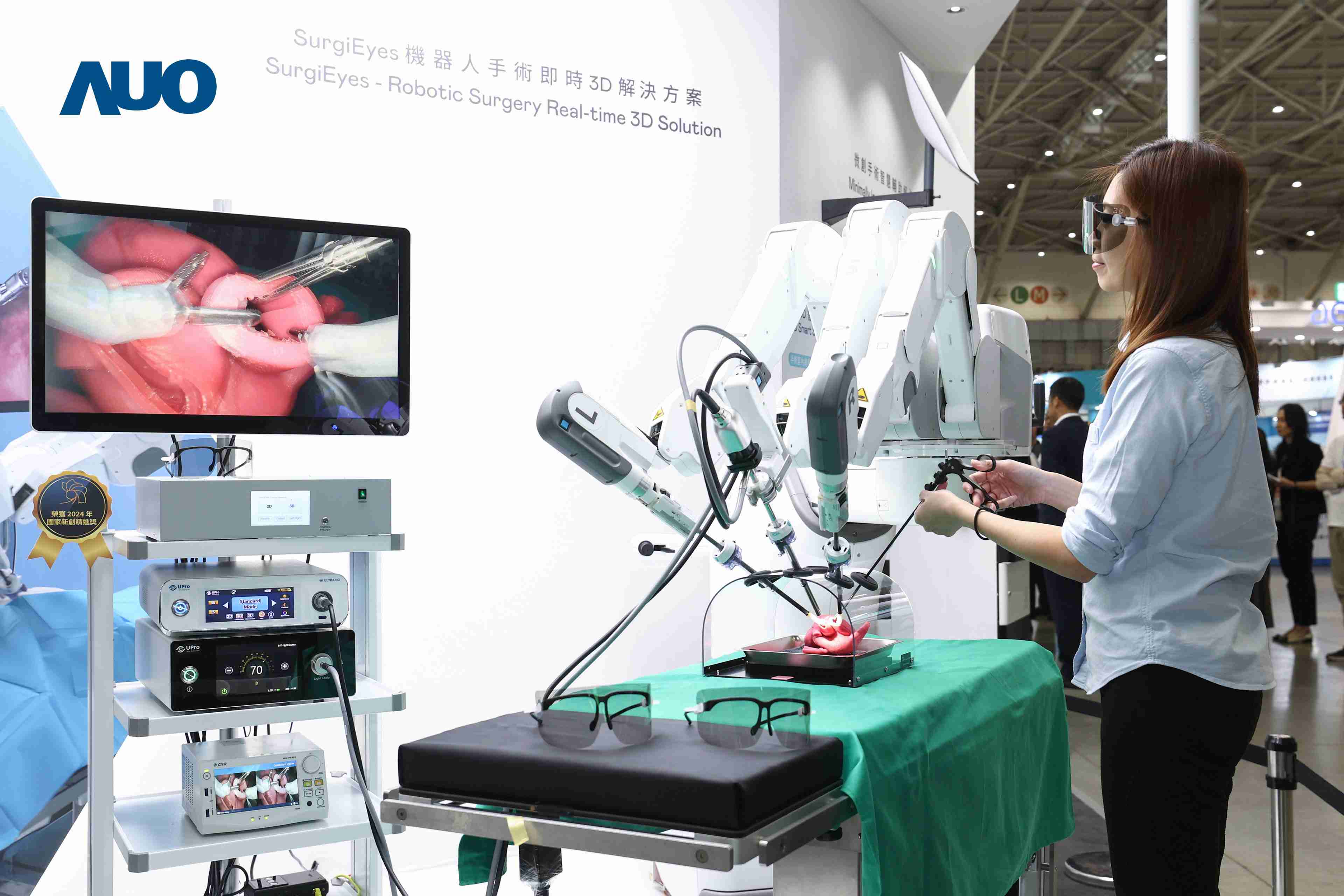 达擎以领先的3D显示技术推出〝SurgiEyes机器人手术实时3D解决方案〞，，整合先进3D图像处理与独家3D垂直宽视角、、、广色域的显示技术，，，，手术团队可实时同步主刀医师视角看到清晰3D影像，，，提升沟通效率与安全性。。。。