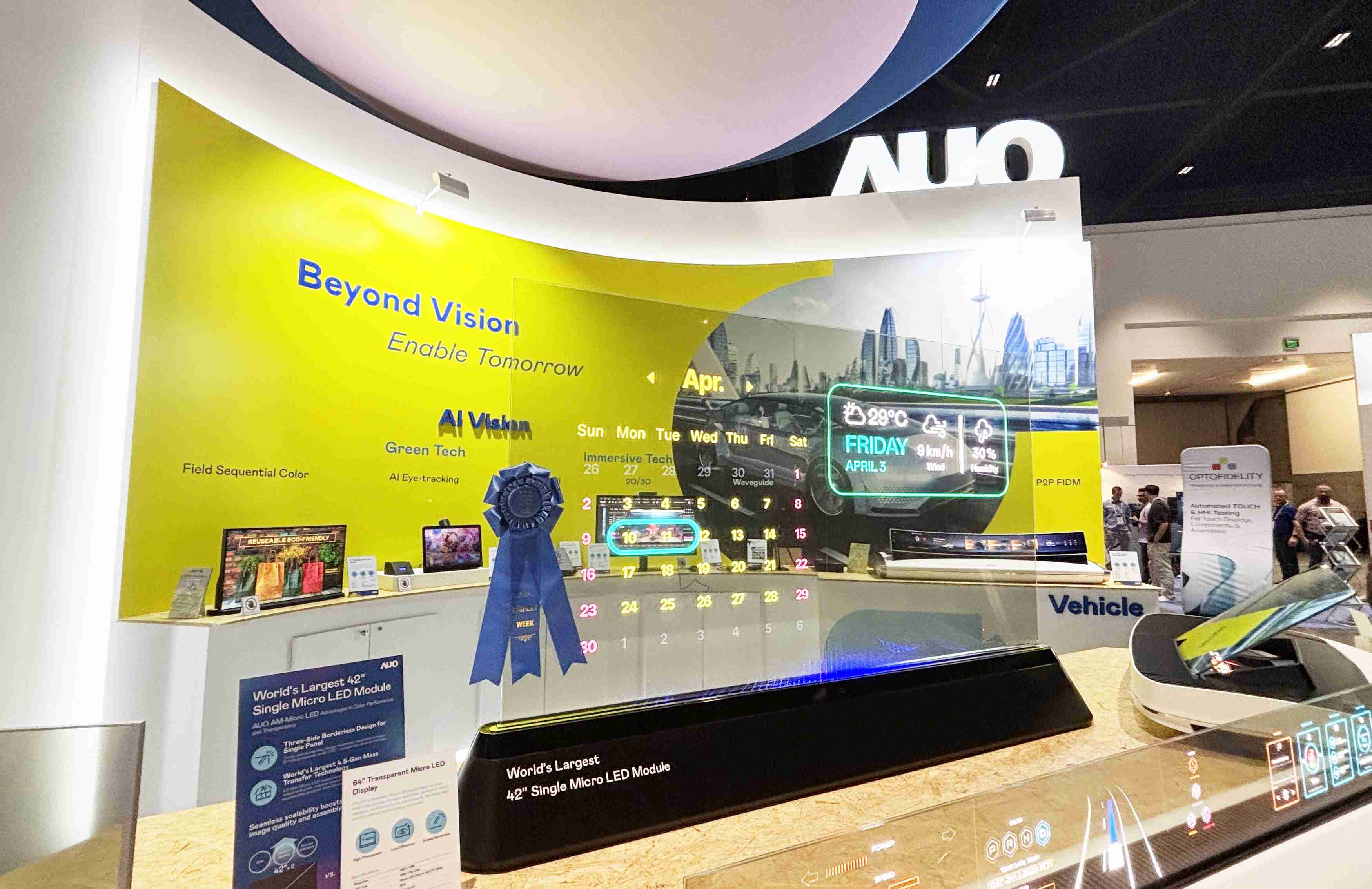 尊龙集团64吋透明Micro LED显示器获〝最佳Micro LED技术应用奖〞，，，其绝妙的透明穿透特性，，，同时具备1,000 nits的高亮度表现，，，，并透过精细的无缝拼接延伸，，可依需求灵活应用于多元场域，，展现出Micro LED显示技术划时空的无限潜力