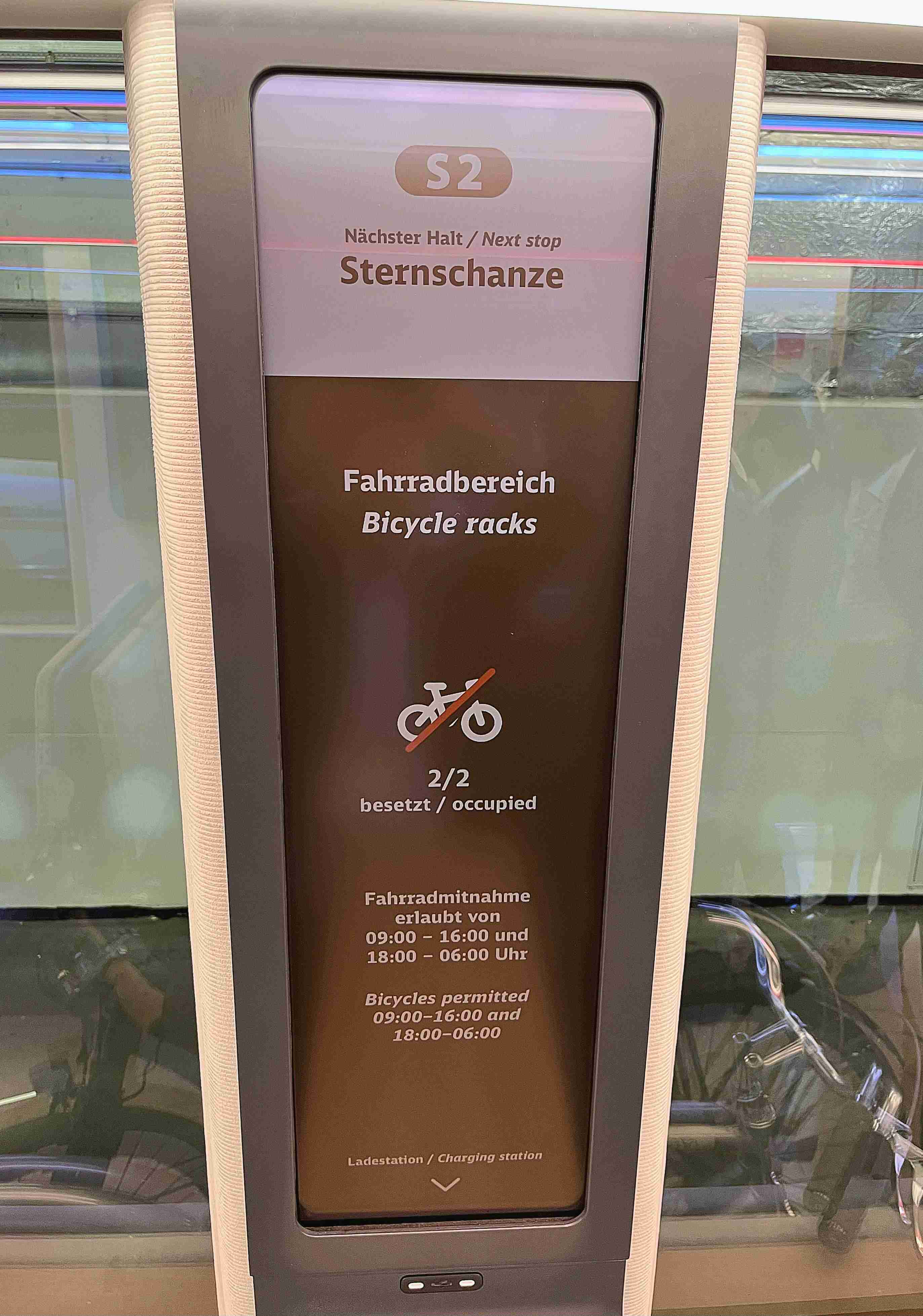 达擎HiRaso显示技术采用胆固醇液晶独特的双稳态特性及反射环境光线的方式，，发挥最佳能源运用效率，，，，其仅在更换显示画面时才消耗电力，，，，在持续静止的画面显示上则为零耗电，，，与传统液晶显示技术相比大幅节省90%能耗